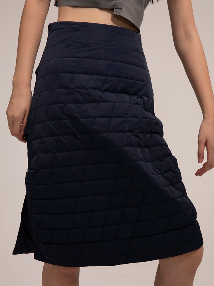 Stich gerade mitten in der Mitte der Länge des Nischenrocks