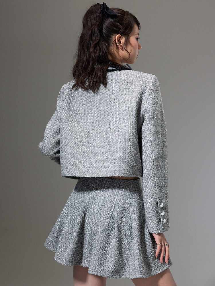 Kleine Duft -Bow -Strickjacke und Faltenrock