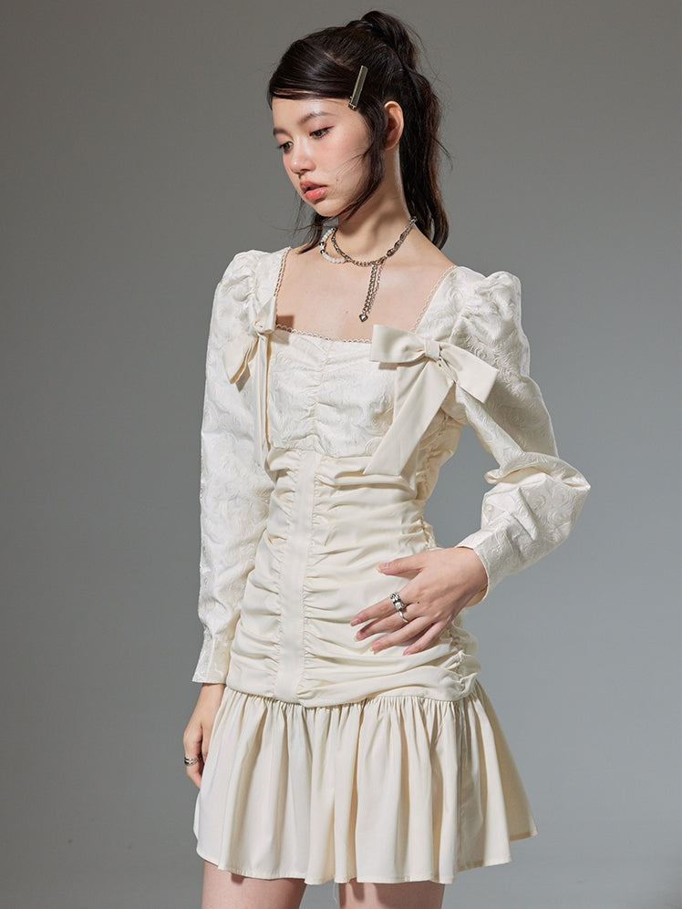 Robe à manches longues plissées au cou carré
