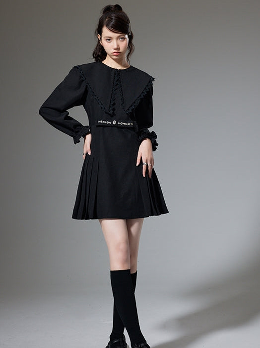 Großes Reversschwarzkleid