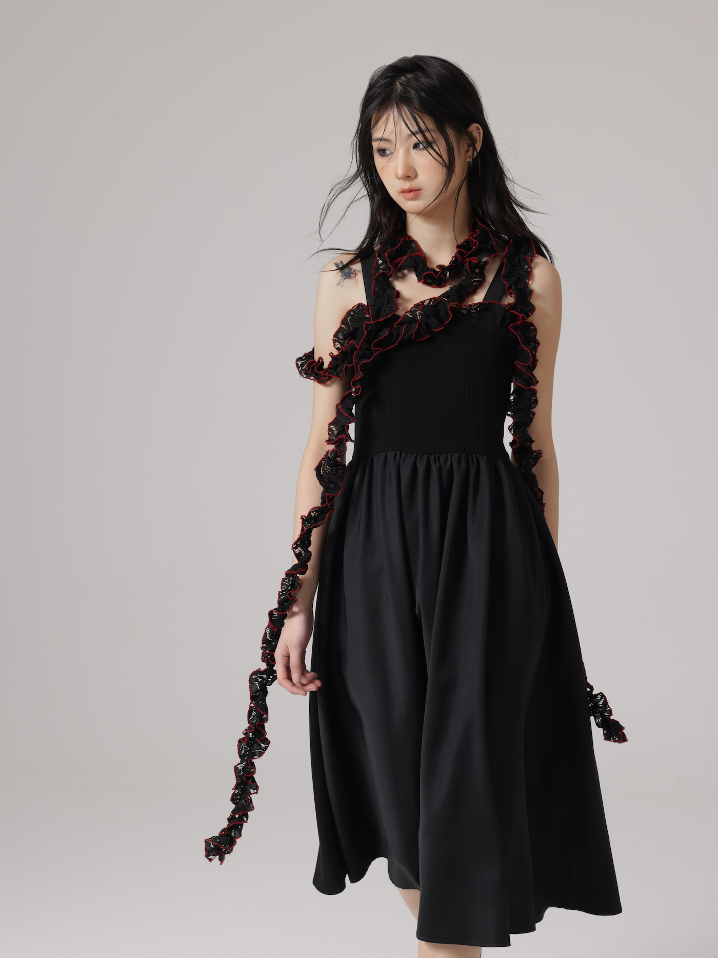 분리 가능한 레이스 스카프 서스펜더 드레스