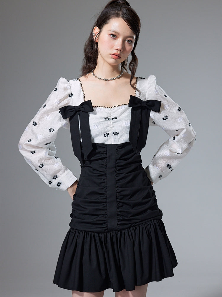 Robe à manches longues plissées au cou carré