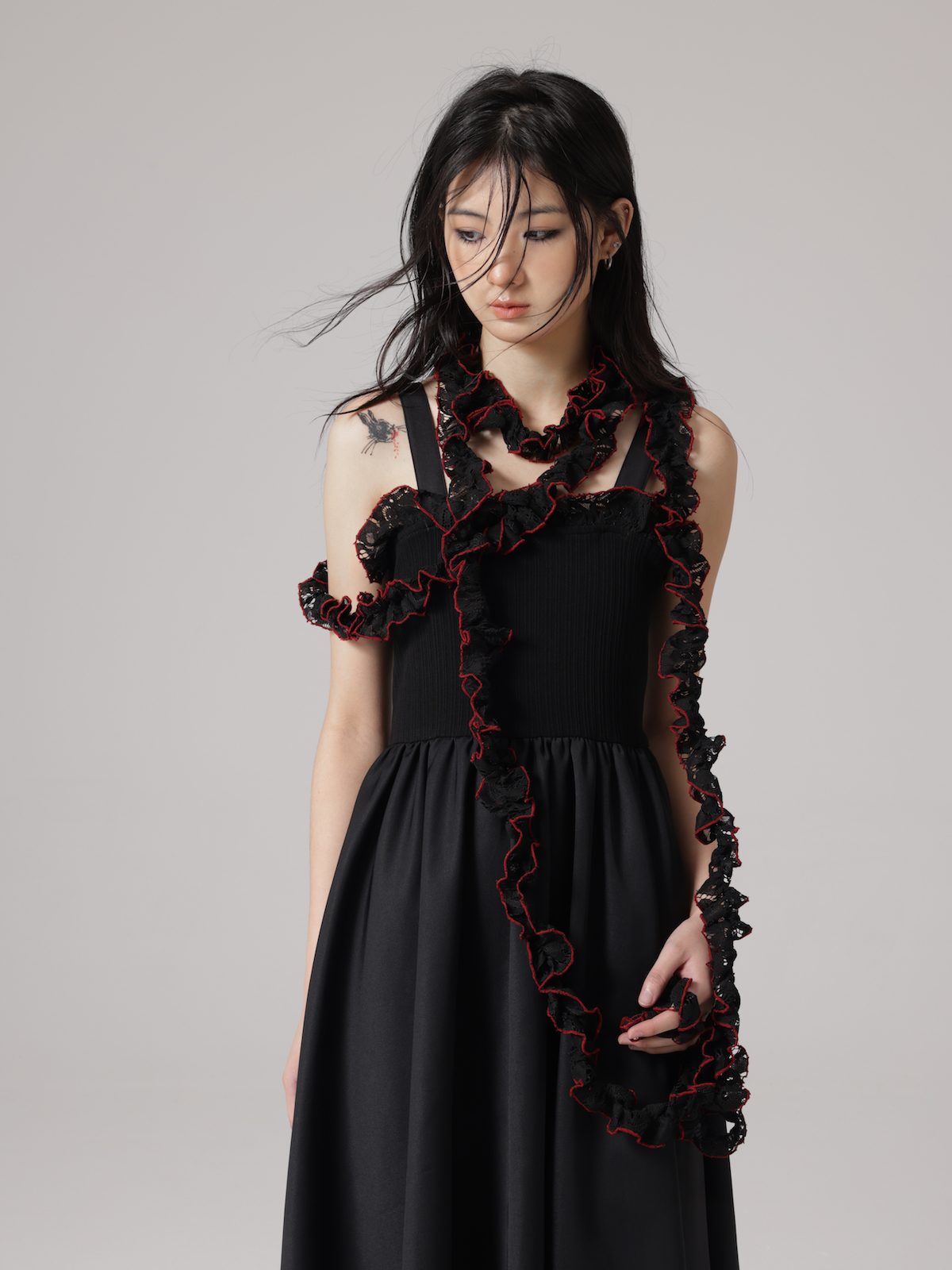 분리 가능한 레이스 스카프 서스펜더 드레스