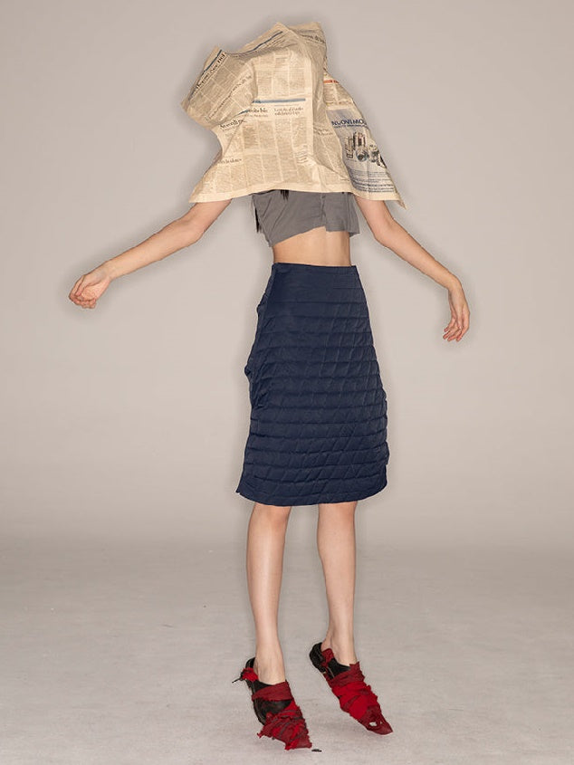 Stich gerade mitten in der Mitte der Länge des Nischenrocks