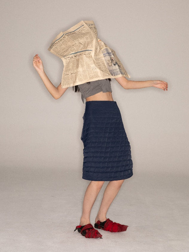 Stich gerade mitten in der Mitte der Länge des Nischenrocks