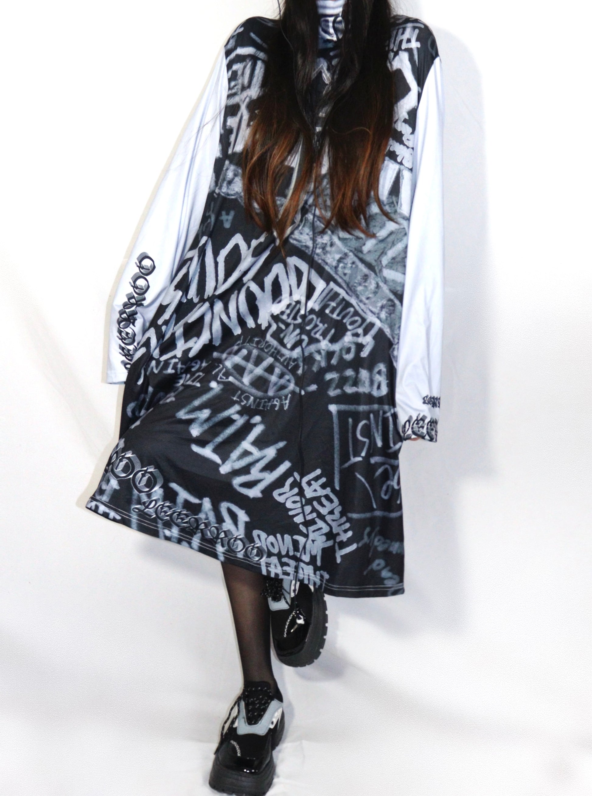거리 낙서 긴 슬리드 바닥 드레스
