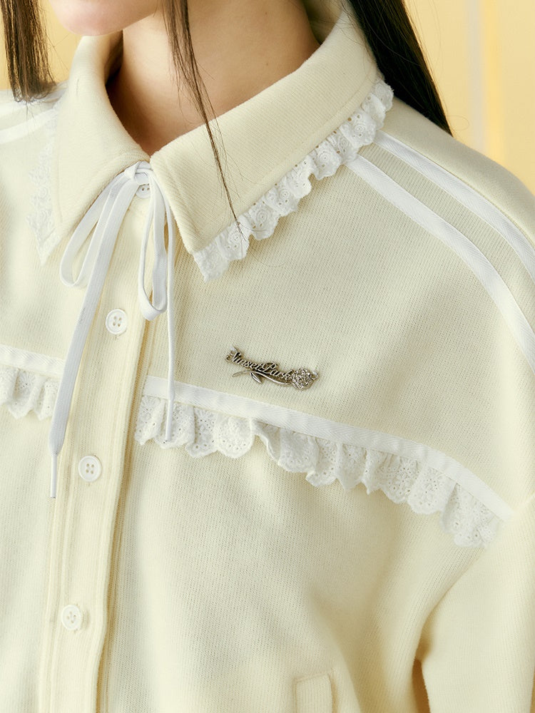 Spitzenstich -Hemdjacke und Faltenrock