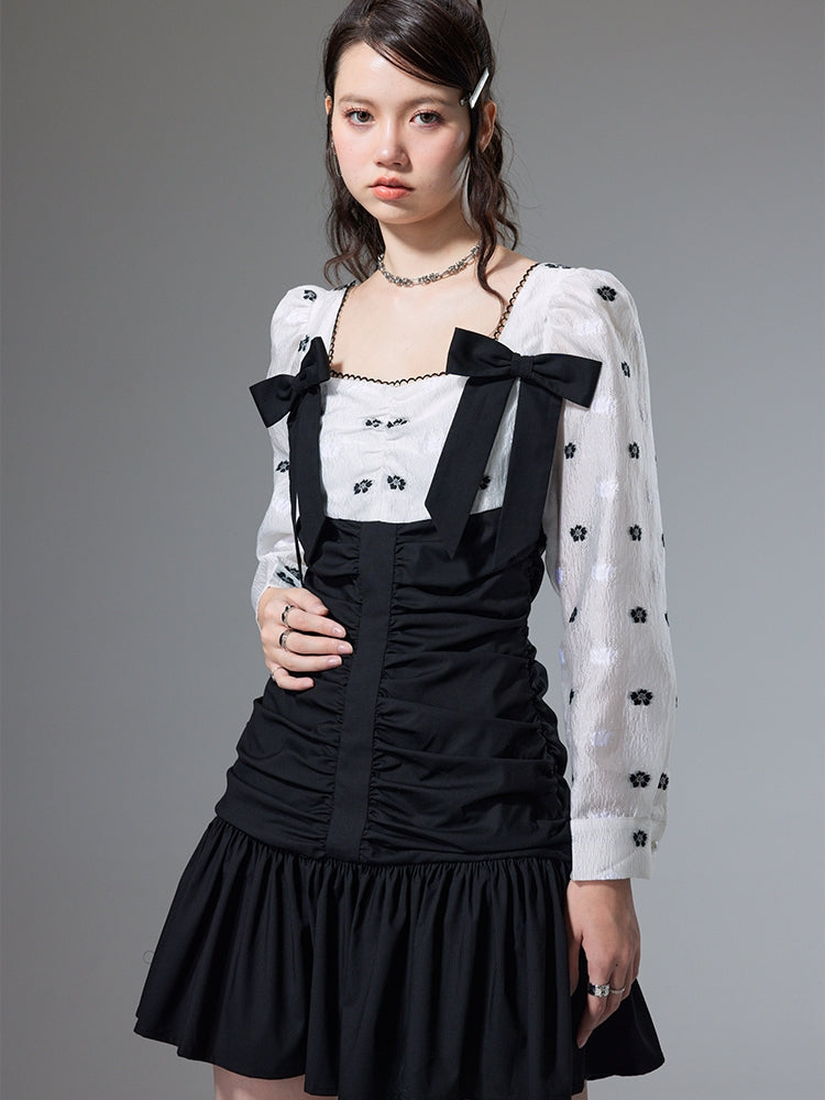 Robe à manches longues plissées au cou carré