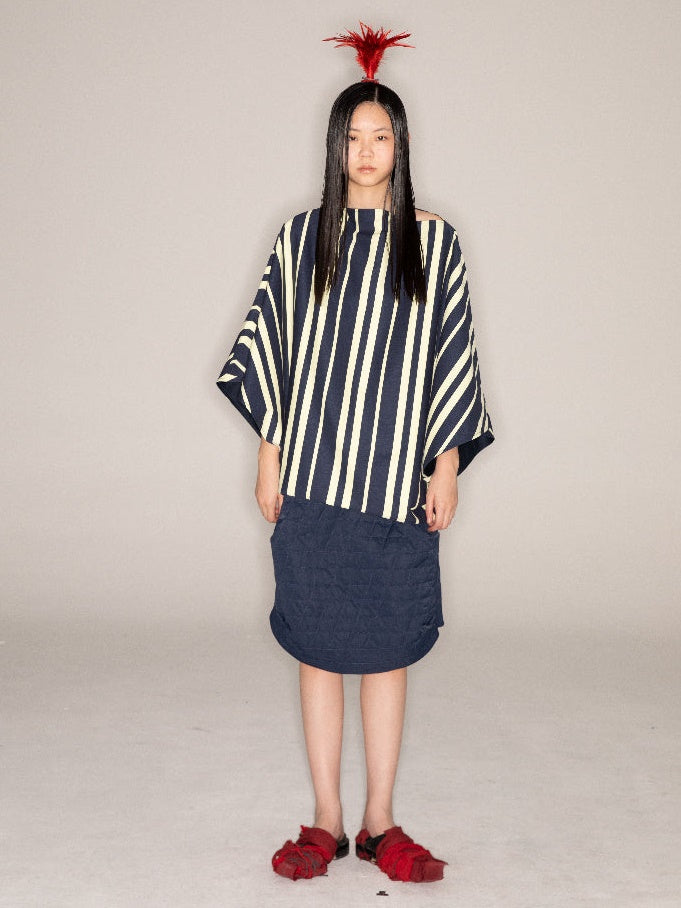 Stich gerade mitten in der Mitte der Länge des Nischenrocks