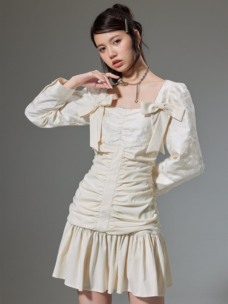 Robe à manches longues plissées au cou carré
