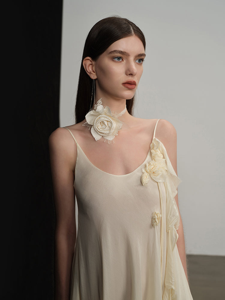 Asymmetrie -Schlupf -Kleid