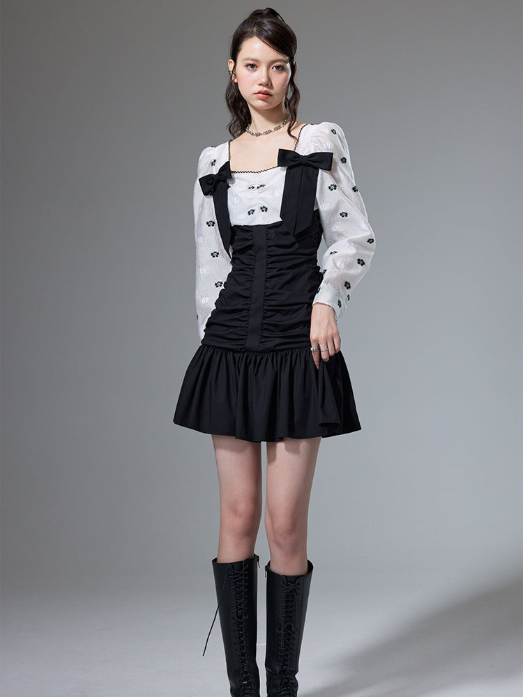 Robe à manches longues plissées au cou carré