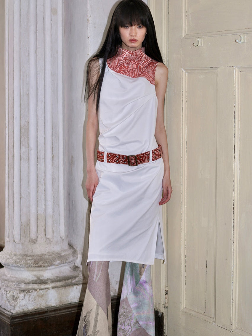 패널은 중간 길이의 터틀넥 탱크 원피스를 모았습니다