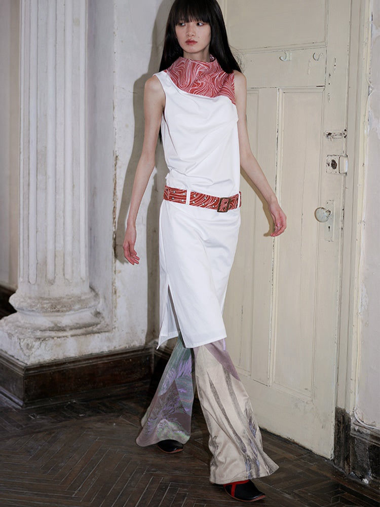 패널은 중간 길이의 터틀넥 탱크 원피스를 모았습니다