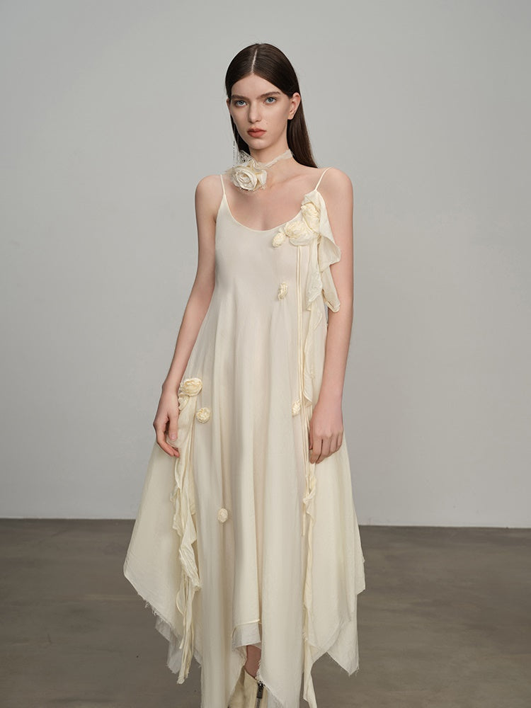 Asymmetrie -Schlupf -Kleid