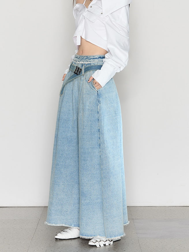 Großer, falten gewaschener Jeansrock