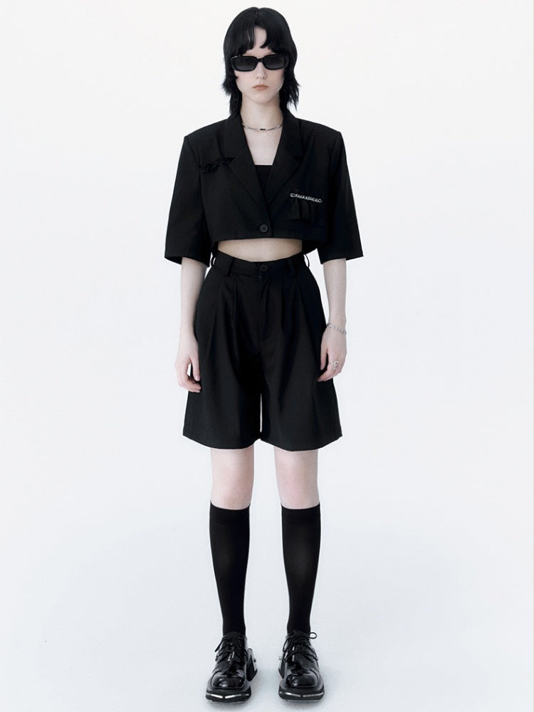 Veste courte à couteaux et shorts hauts à taille haute