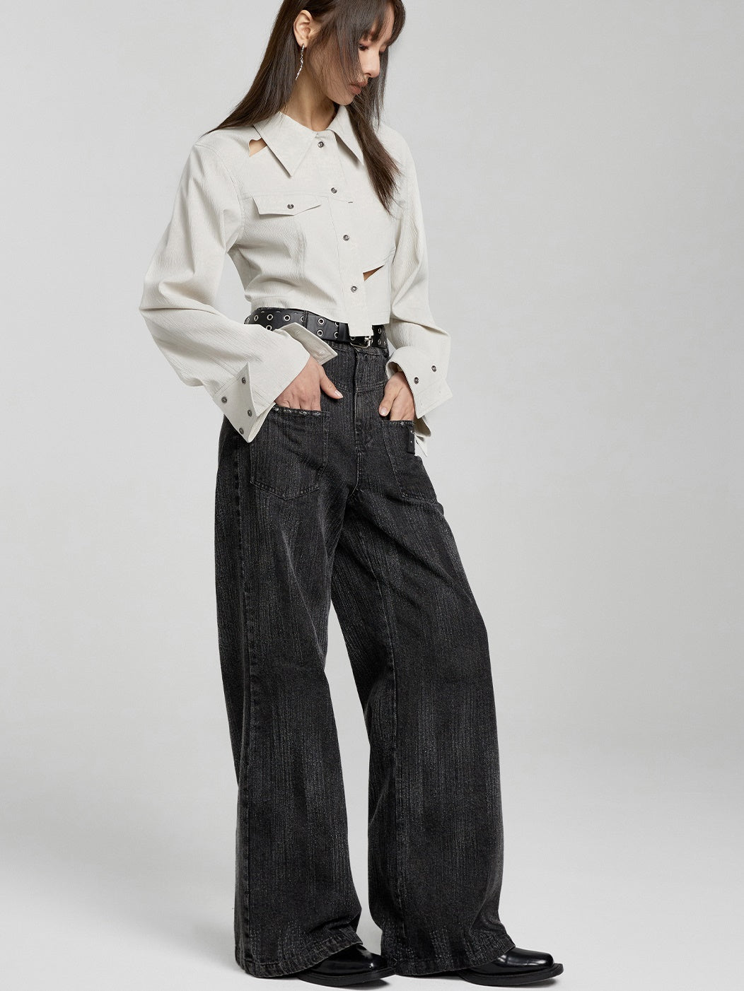 높은 허리와 넓은 다리 청바지