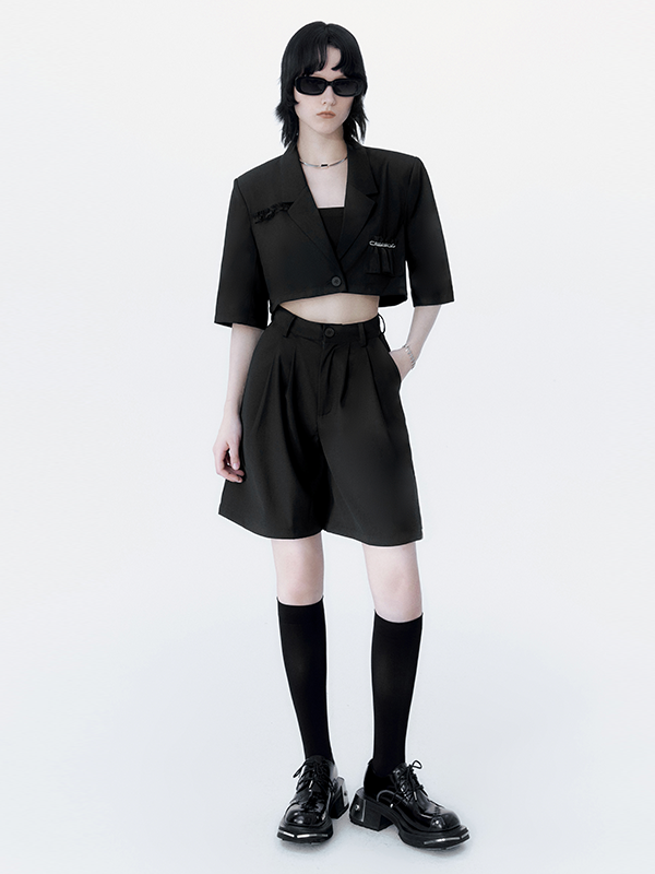 Veste courte à couteaux et shorts hauts à taille haute