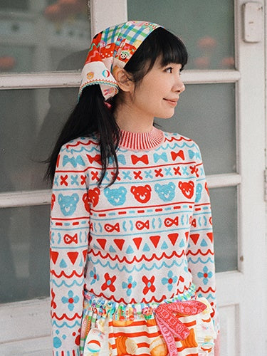 머리를 날씬한 니트 스웨터