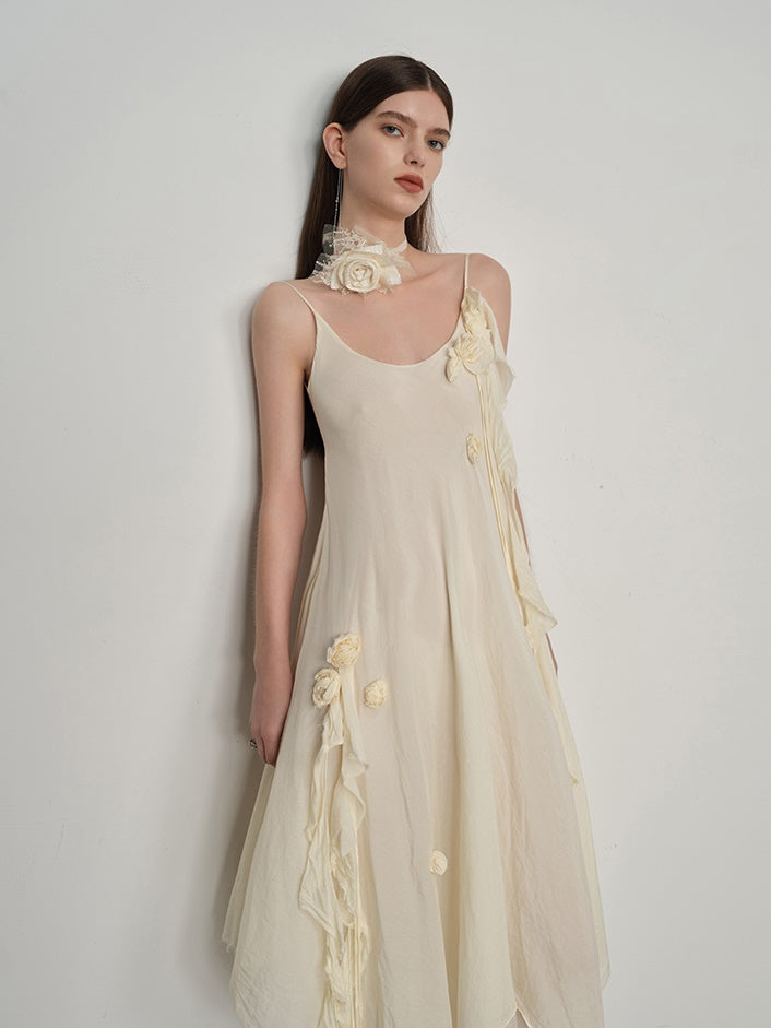 Asymmetrie -Schlupf -Kleid