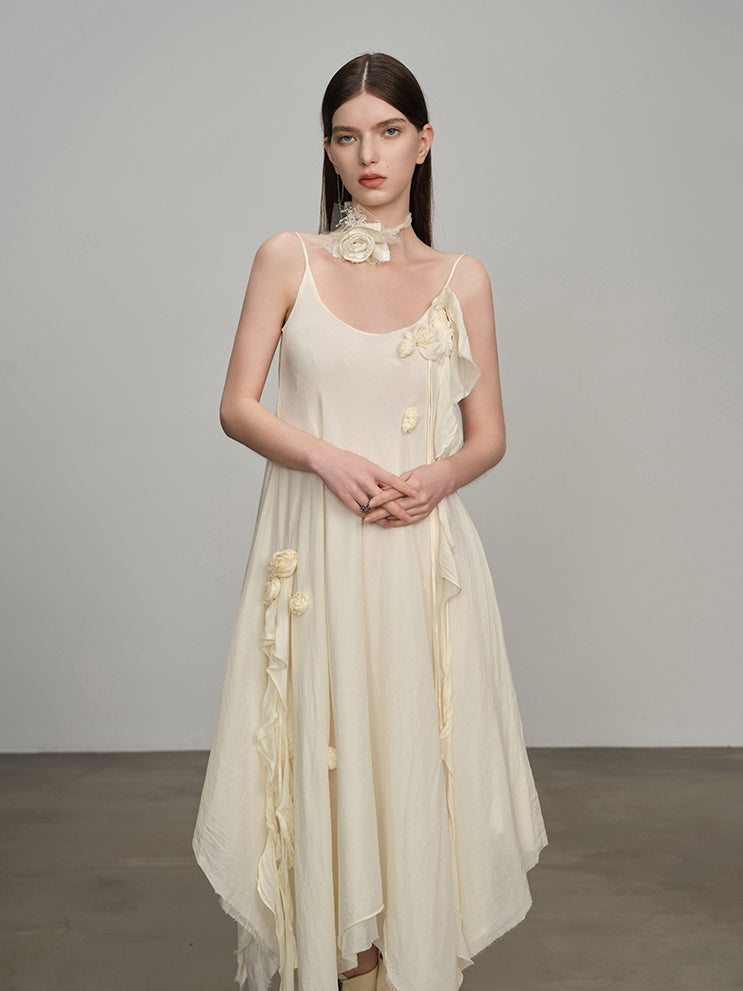 Asymmetrie -Schlupf -Kleid
