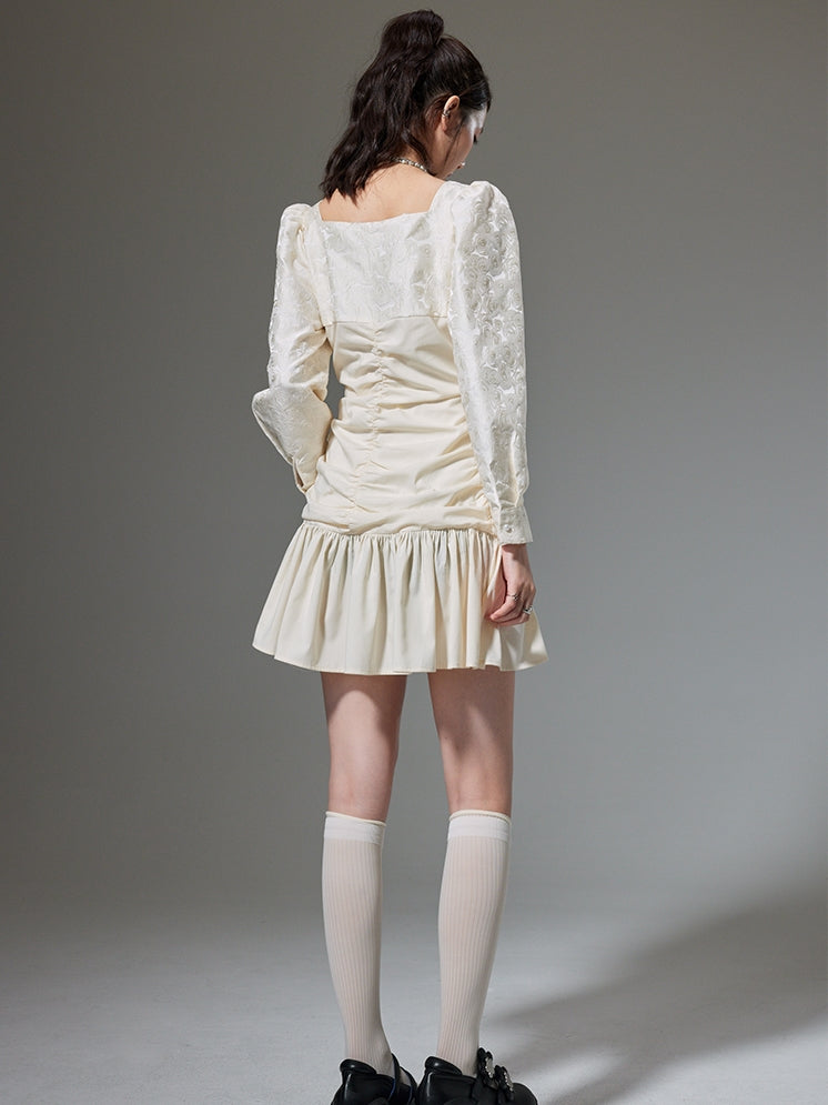 Robe à manches longues plissées au cou carré
