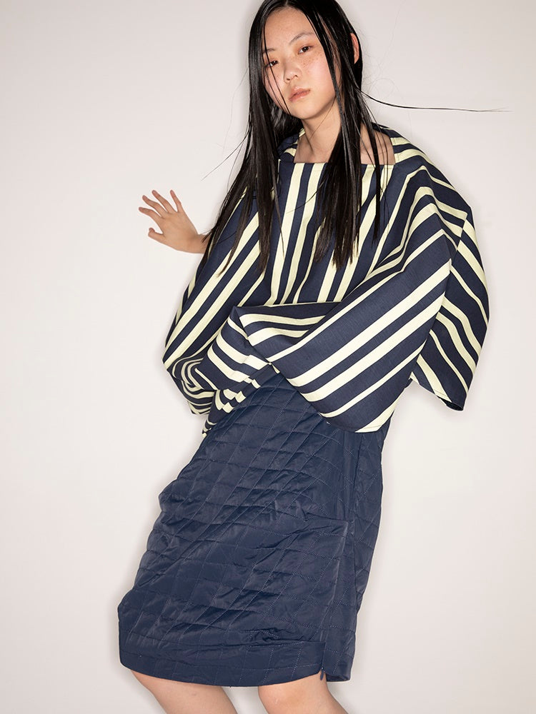 Stich gerade mitten in der Mitte der Länge des Nischenrocks