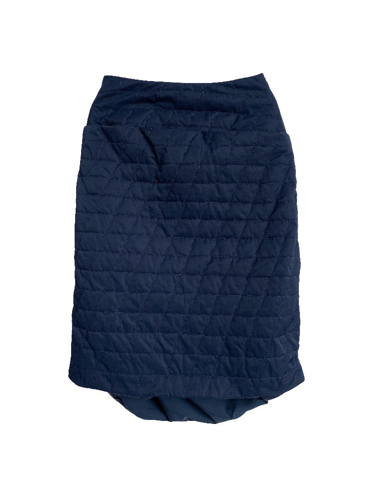 Stich gerade mitten in der Mitte der Länge des Nischenrocks