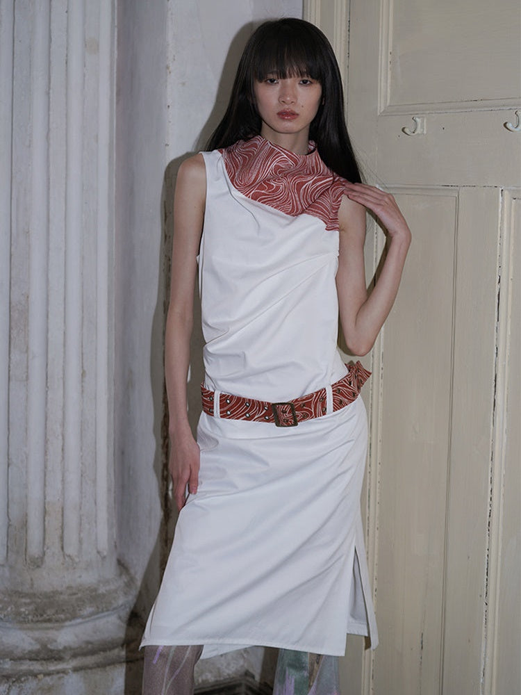 패널은 중간 길이의 터틀넥 탱크 원피스를 모았습니다