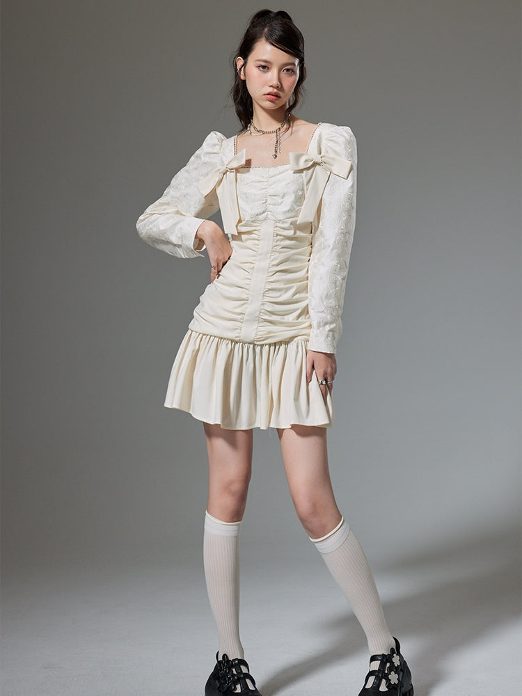 Robe à manches longues plissées au cou carré