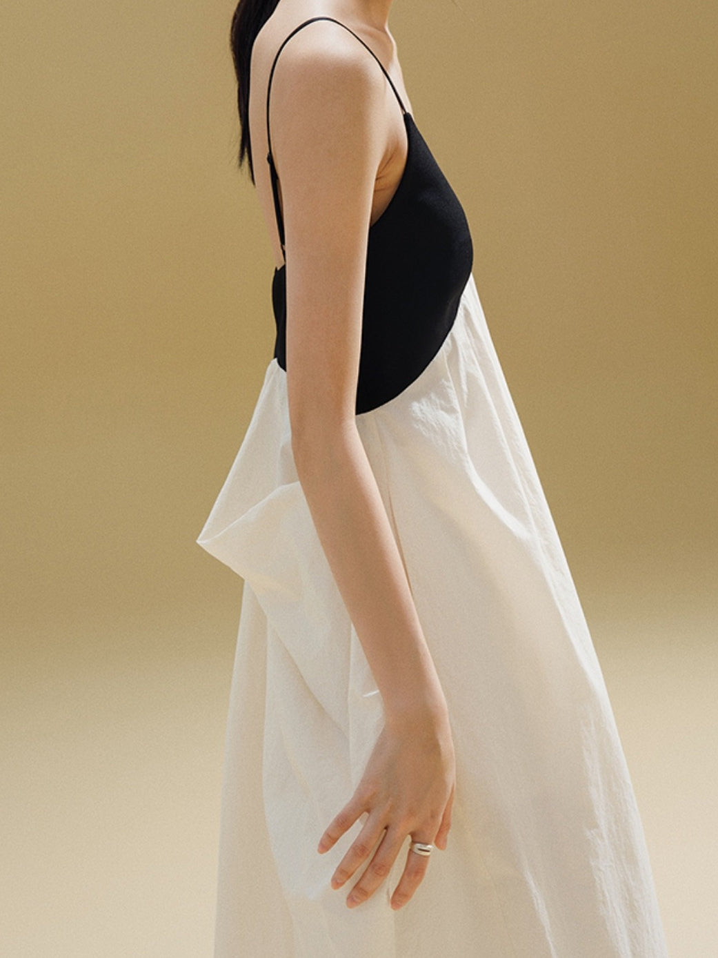 V-Neck 서스펜더 드레스