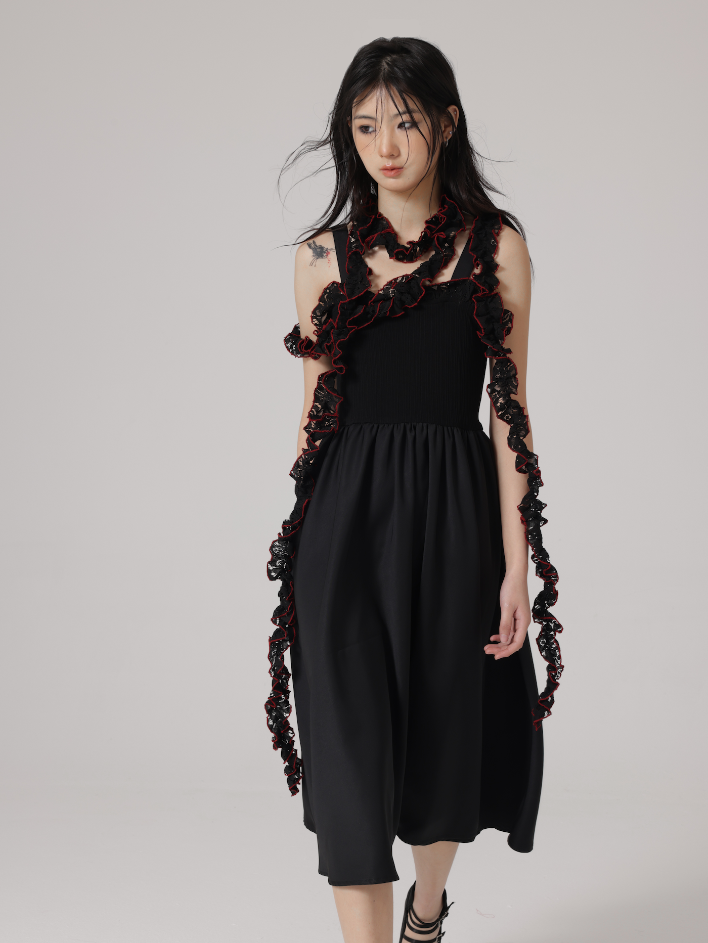 분리 가능한 레이스 스카프 서스펜더 드레스