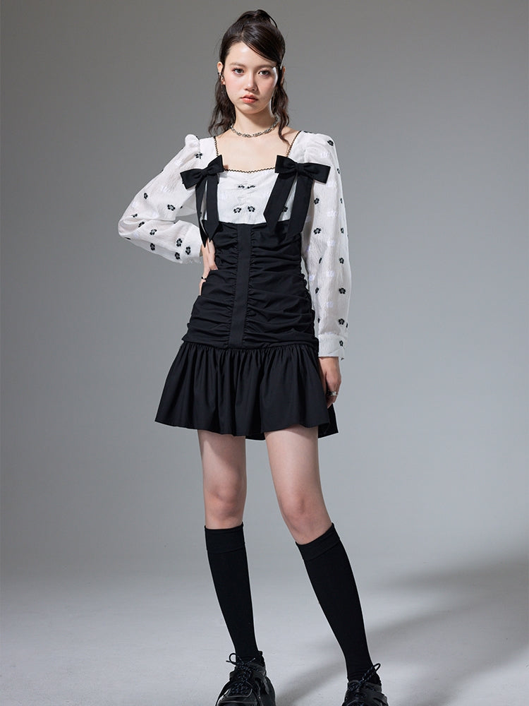 Robe à manches longues plissées au cou carré