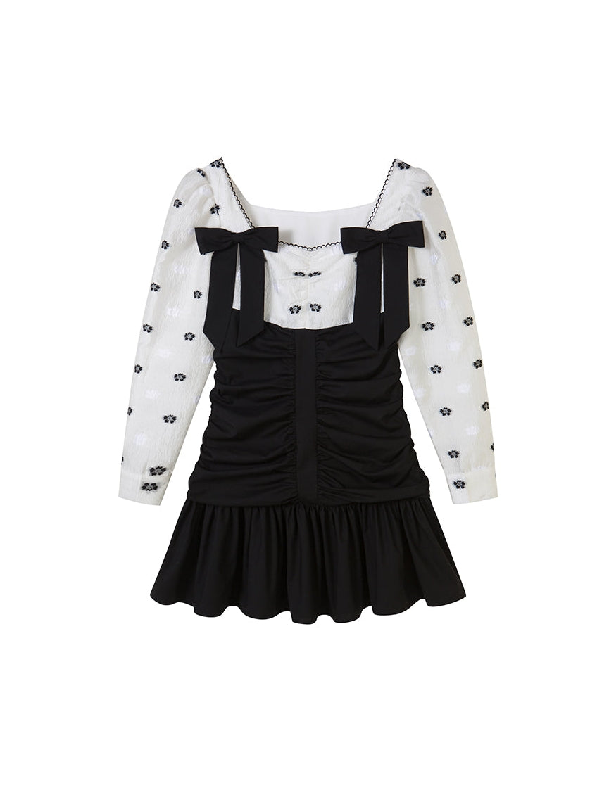 Robe à manches longues plissées au cou carré