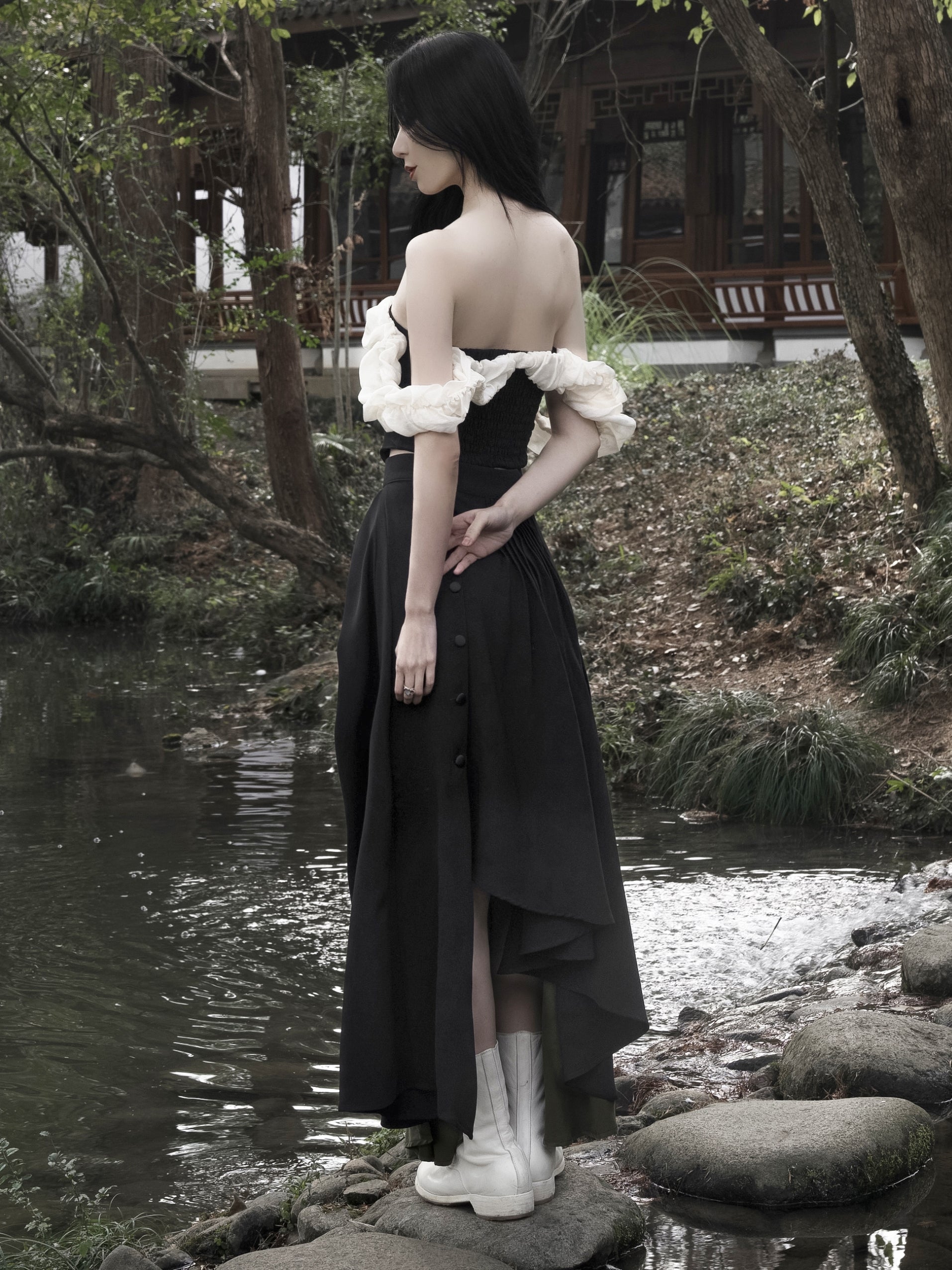 대비 색상 튜브 상단