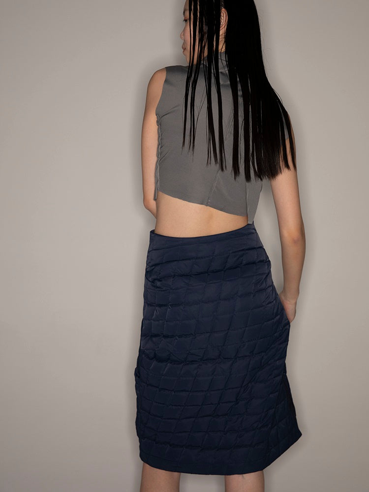 Stich gerade mitten in der Mitte der Länge des Nischenrocks