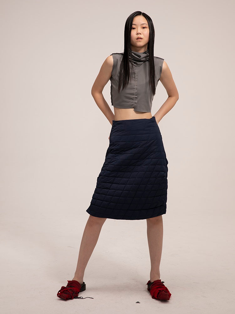 Stich gerade mitten in der Mitte der Länge des Nischenrocks