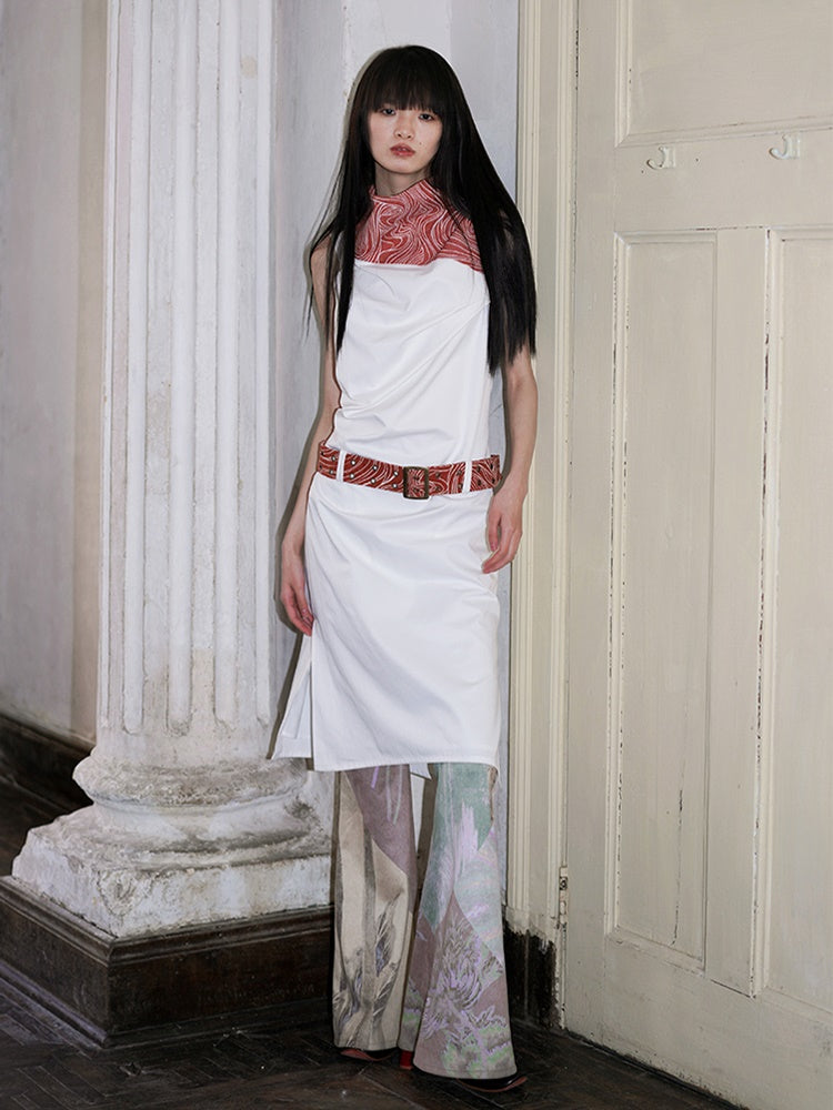 패널은 중간 길이의 터틀넥 탱크 원피스를 모았습니다