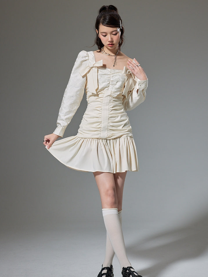 Robe à manches longues plissées au cou carré