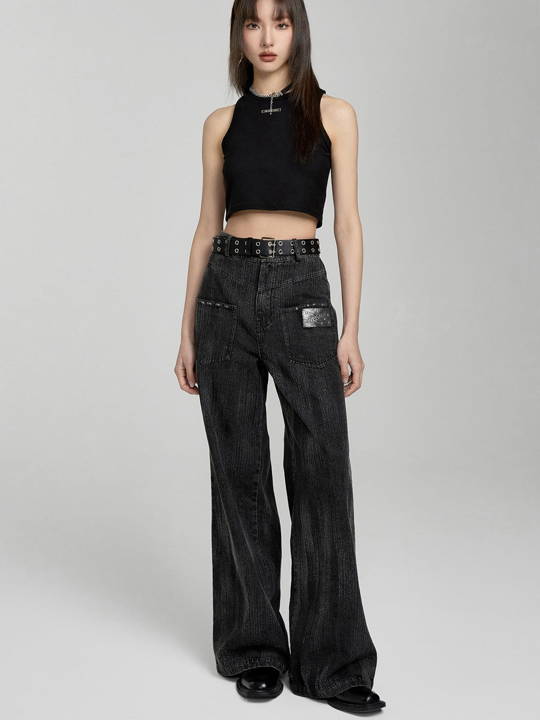 높은 허리와 넓은 다리 청바지