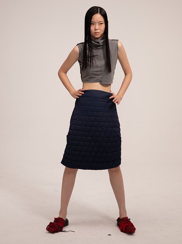 Stich gerade mitten in der Mitte der Länge des Nischenrocks