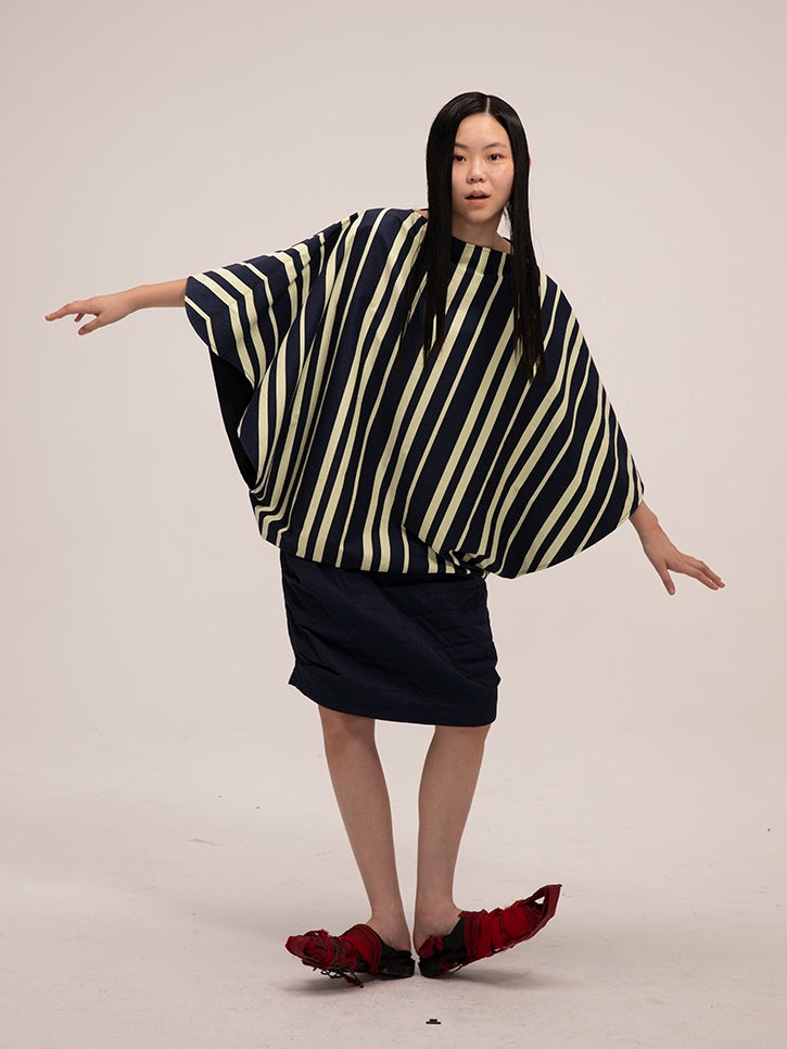 Stich gerade mitten in der Mitte der Länge des Nischenrocks