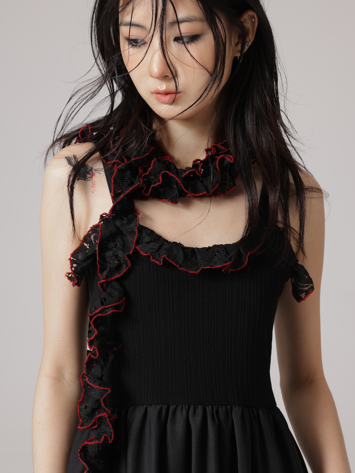 분리 가능한 레이스 스카프 서스펜더 드레스