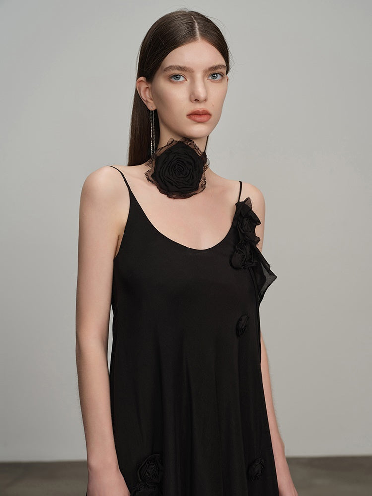 Asymmetrie -Schlupf -Kleid