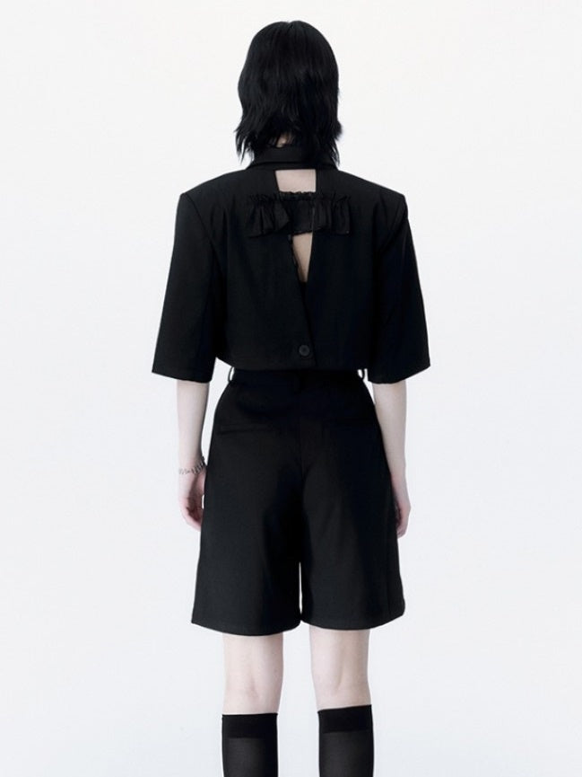 Veste courte à couteaux et shorts hauts à taille haute