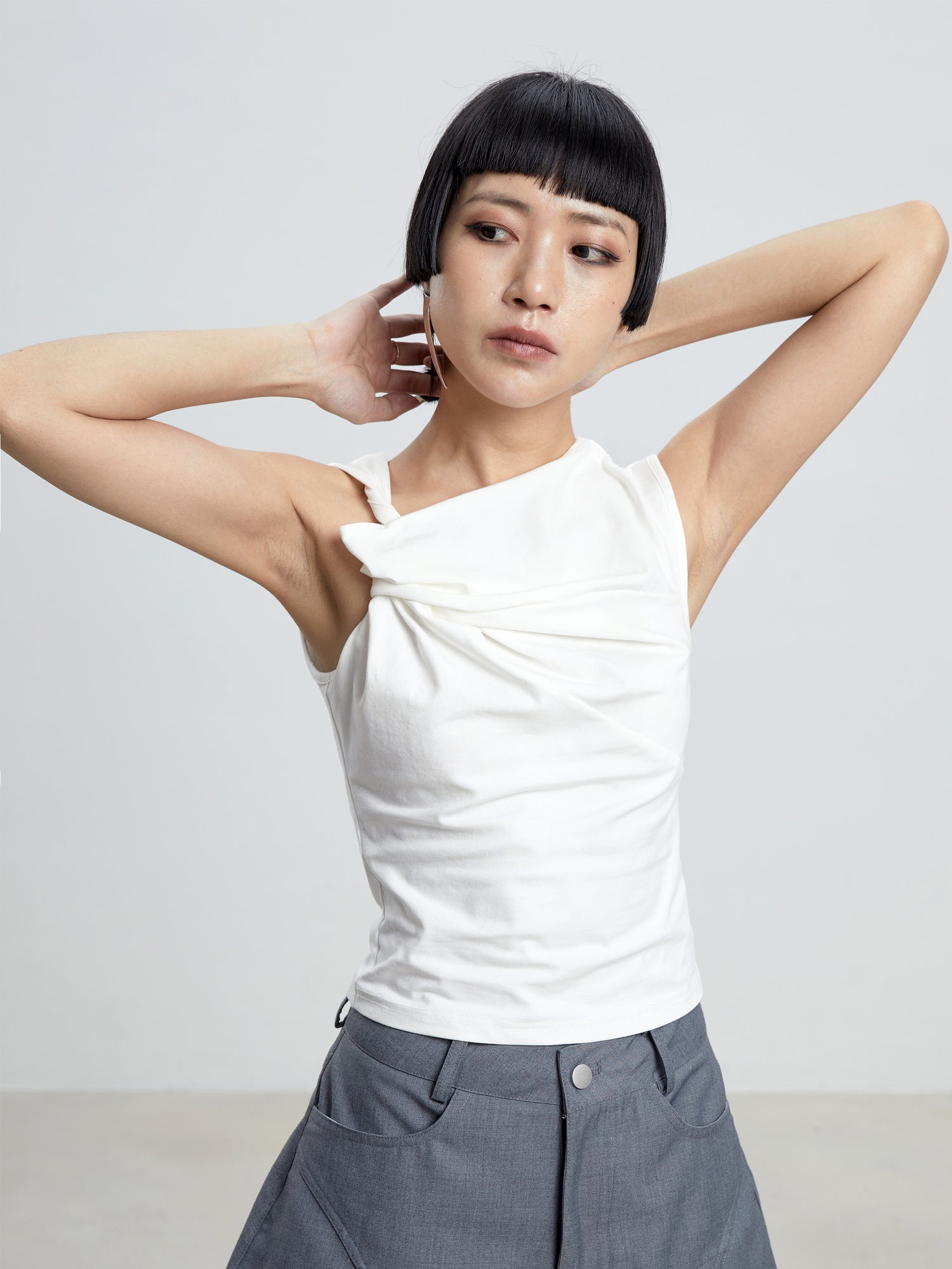 One-Shoulder Tight Cross Nichi Sleeveless Tops