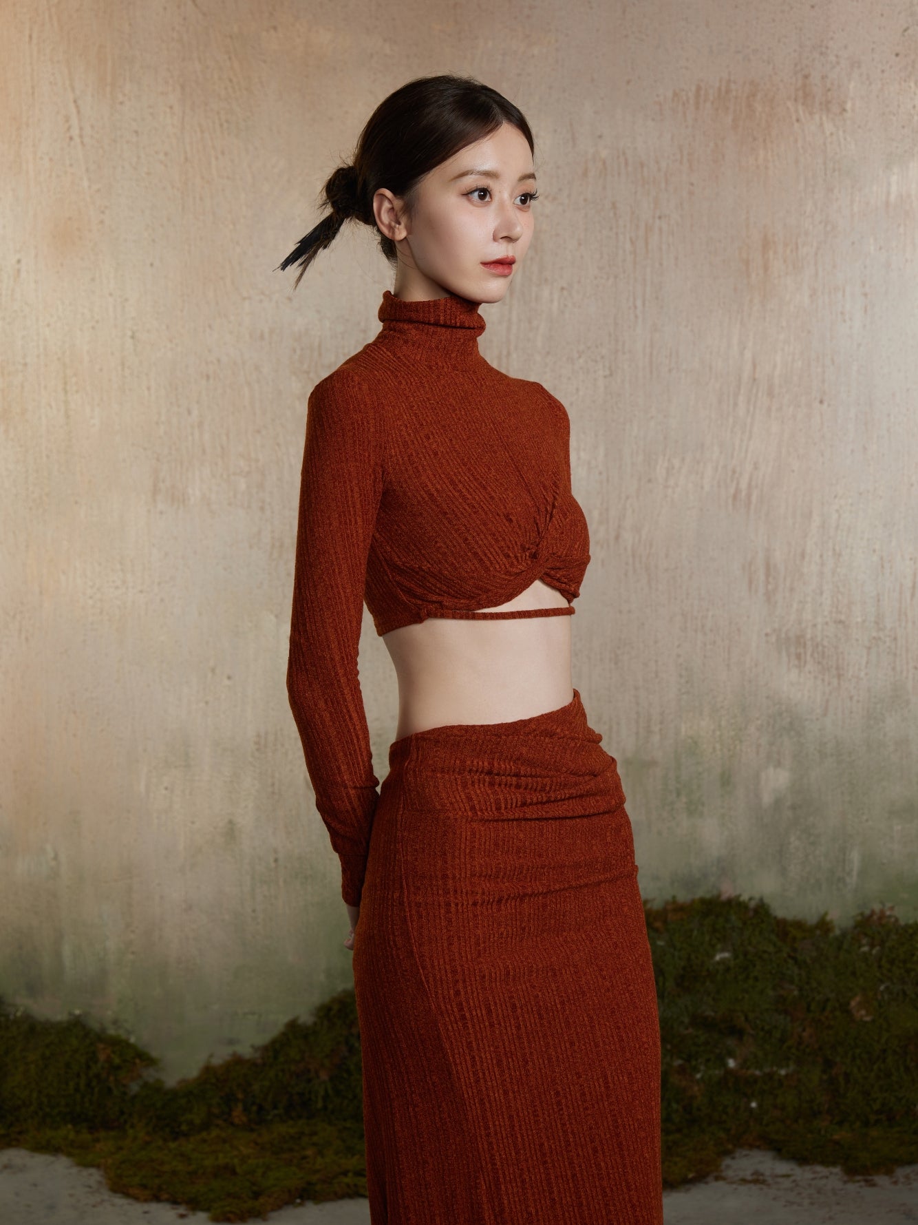 Cross Cropped High-Neck Slim Knit