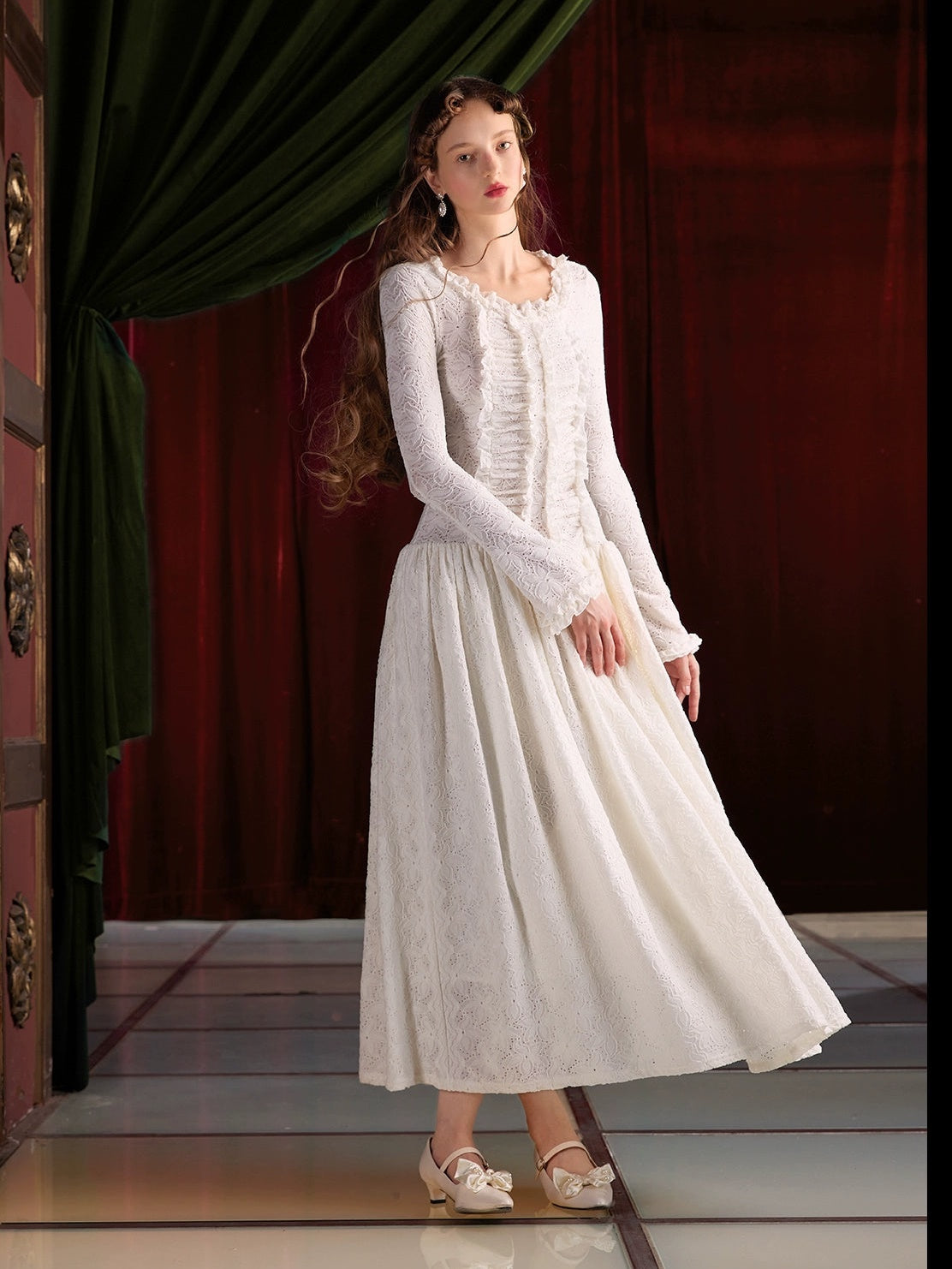 Eleganter Spitzen-Low-T-T-T-Wechselkleid