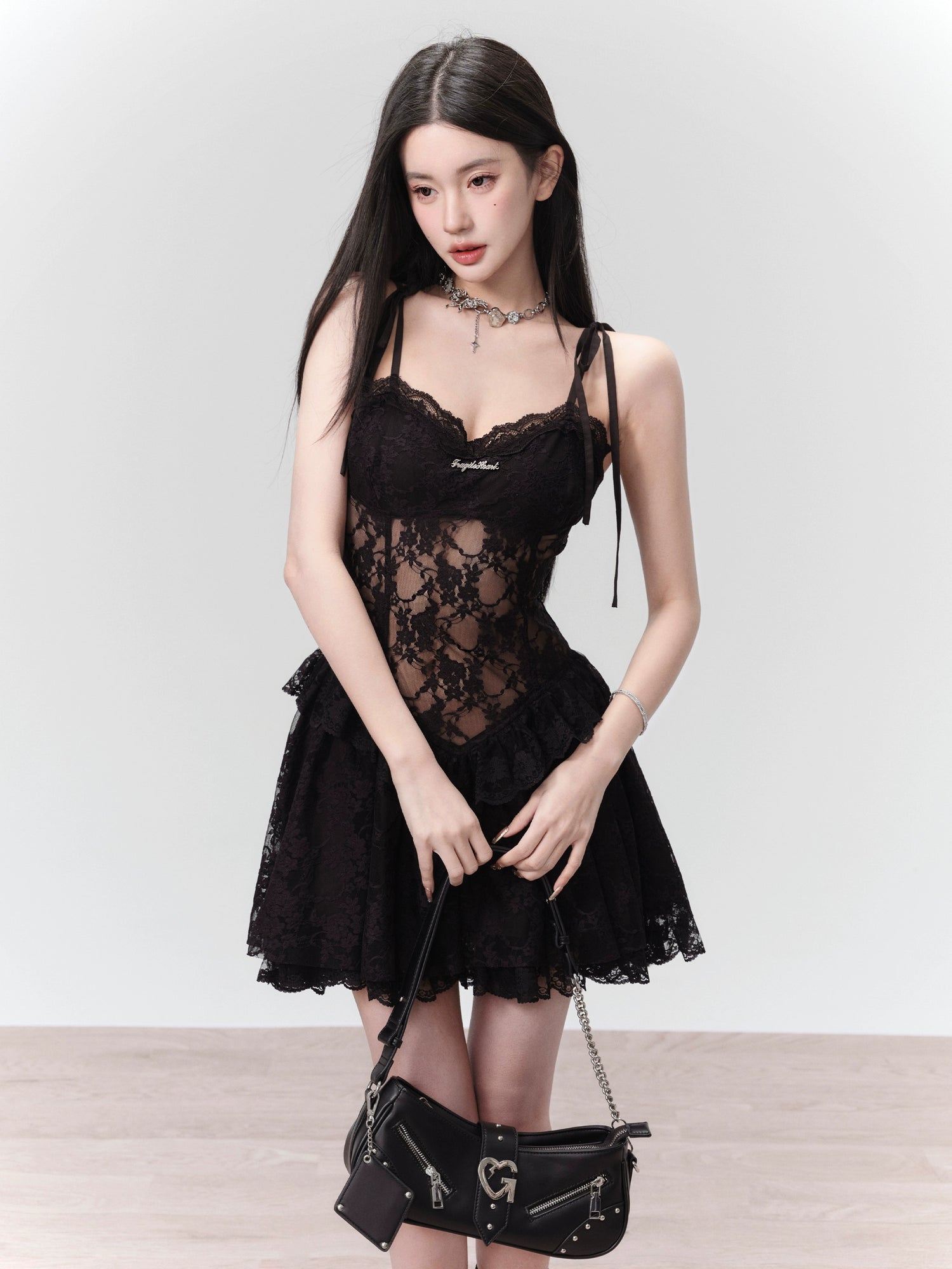 Dentelle petite robe noire douce et épicée